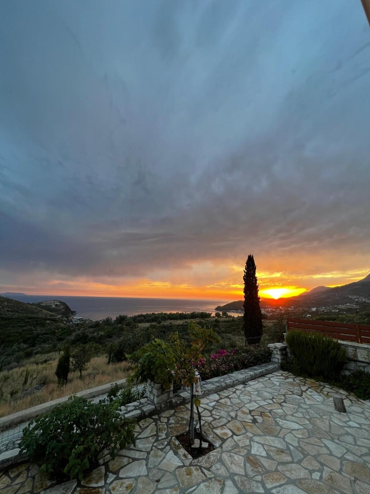 Yiannis & Victoria Apartment Himare